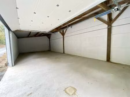 entrepôt de +-100m² avec porte d'une hauteur de 2 7m