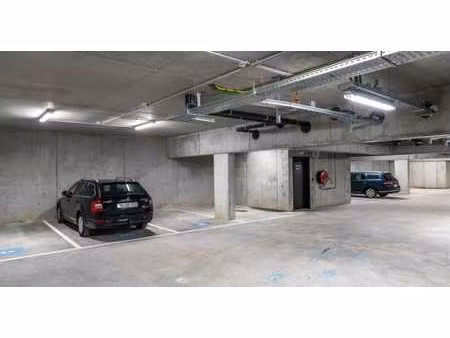 place de parking fermée à louer