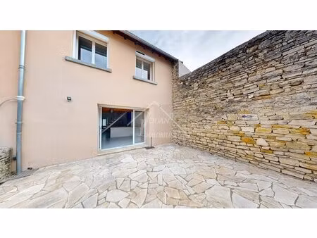 maison trois chambres  garage et cour