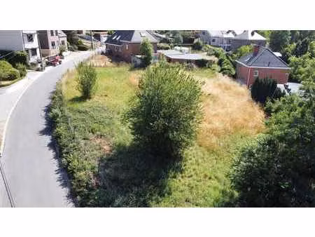 terrain à bâtir spacieux dans un quartier résidentiel