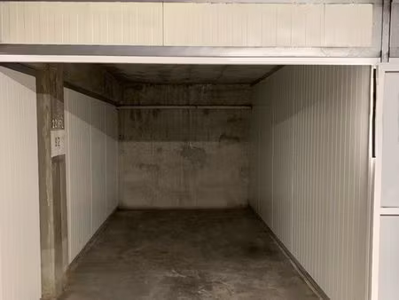 garage box fermé la madeleine