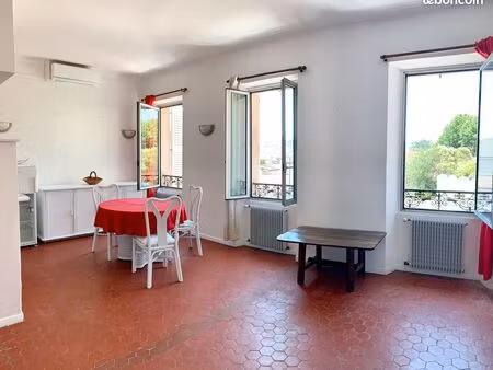 particulier loue joli f3 de 64 m2  traversant  au centre-ville de draguignan