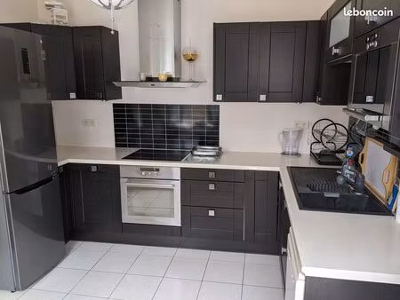 petite maisonnette en plein centre ville. proximité de tous les commerces