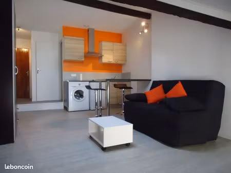 loue  studio mansardé 30m² 395 cc libre 8 juillet