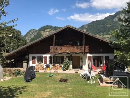 une propriété dans un environnement paisible  offrant un généreux espace de vie réparti...