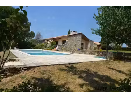 maison d'architecte avec piscine au cœur d'un environnement privilégié.