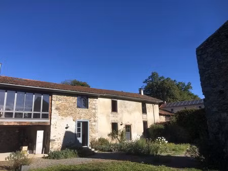 maison ancienne face aux pyrénées