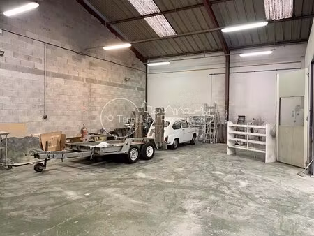 hangars + bureaux + maison f3 loues polygone nord 700 m²
