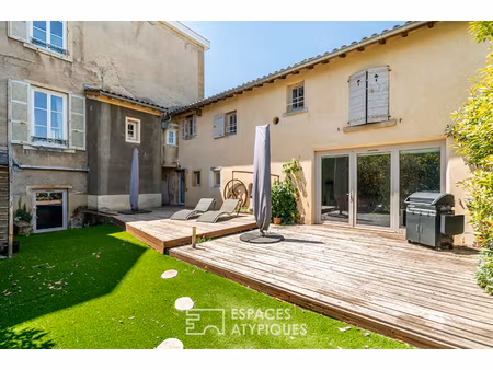appartement avec terrasse dans les dépendances d'une ancienne bâtisse