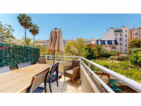 nice - fleurs : charmant 2 pièces traversant avec une terrasse de 20 m²
