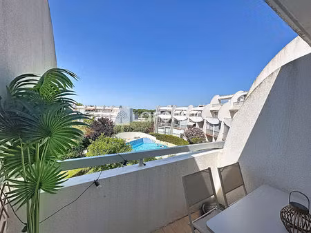 studio cabine rénové à 150 m de la plage avec balcon vue piscine et jardins