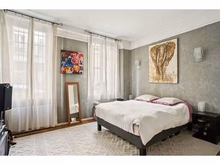 paris ix – grand studio avec belle hauteur sous plafond à deux pas de la rue des martyrs