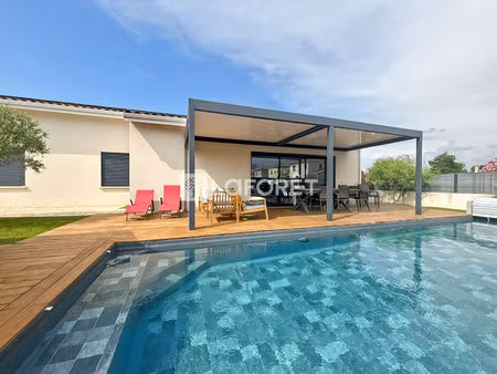 maison contemporaine de plain-pied avec piscine à vendre à beauvallon
