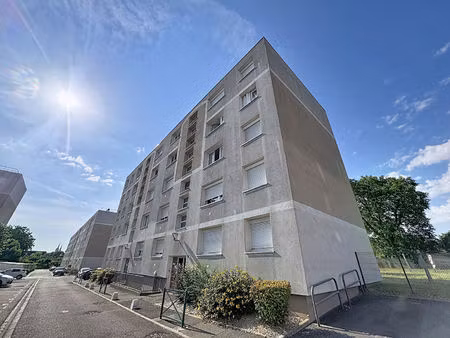 mainvilliers - appartement de 3 pièces avec parking et cave
