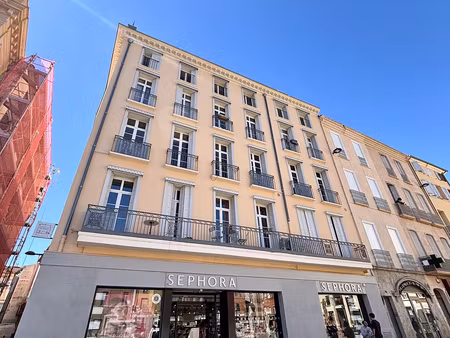 grand appartement sur la place de la république à perpignan