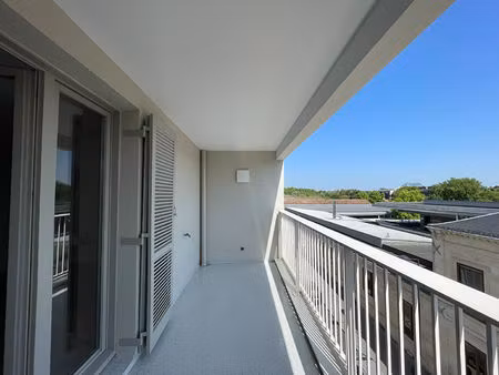 bordeaux bastide - grand studio de 33 m2 avec loggia d'environ 8 5m²