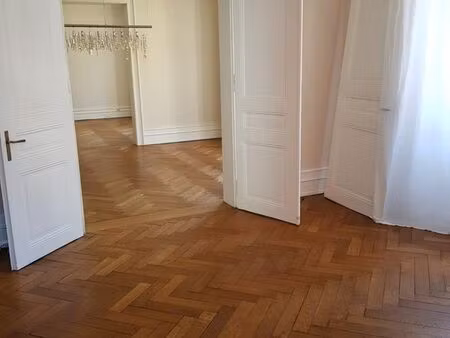 f7 dans immmeuble bourgeoise