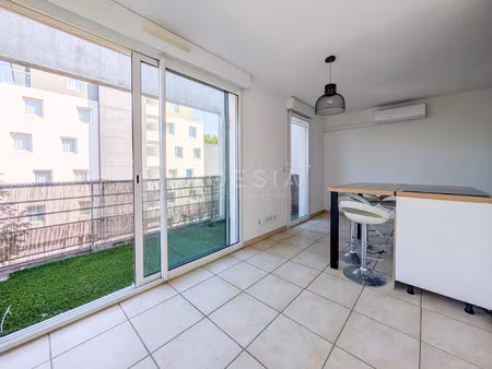t2 climatisé + terrasse + parking