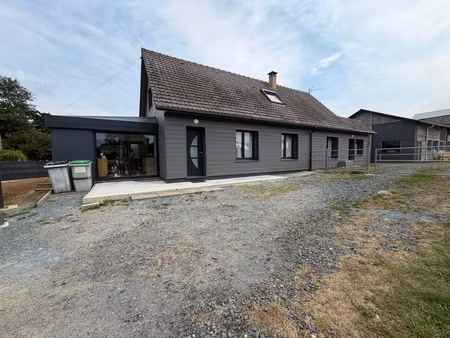 à quelques minutes de périers – propriété avec habitation familiale  hangar professionnel 