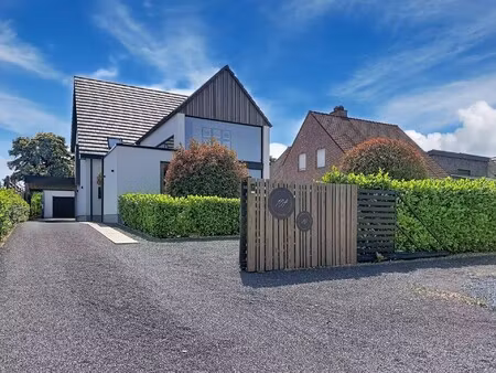 zeer ruime villa voorzien van alle luxe met 3  mogelijk 5 slaapkamers en 2 badkamers