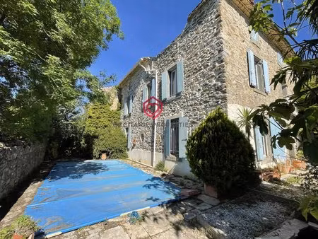 maison de maître avec piscine au cœur d'un village du minervois