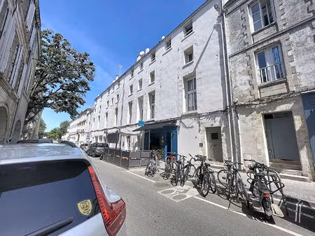 à louer ? superbe t2 meublé en hypercentre de la rochelle ? bail étudiant 9 mois