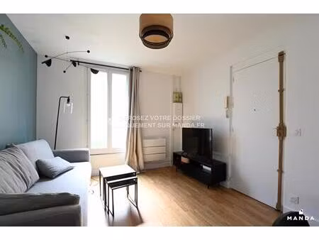 beau studio avec cuisine séparée