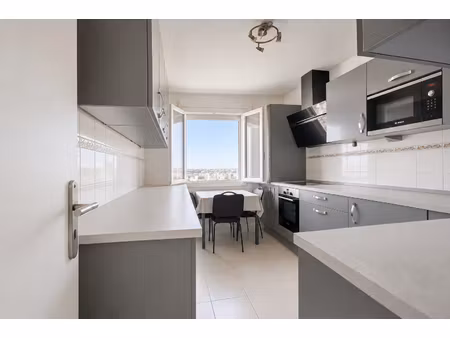 t3 65 m2 vue panoramique -cuisine neuve -étage élevé -stationnement