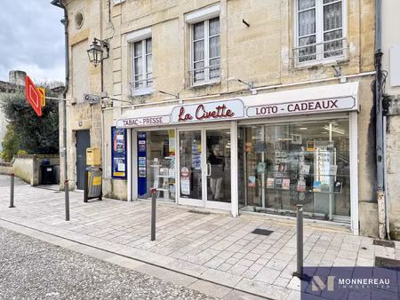 local commercial idealement situe au coeur de jonzac