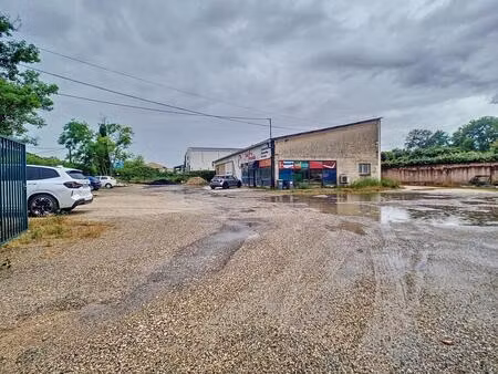 local commercial et hangar loué