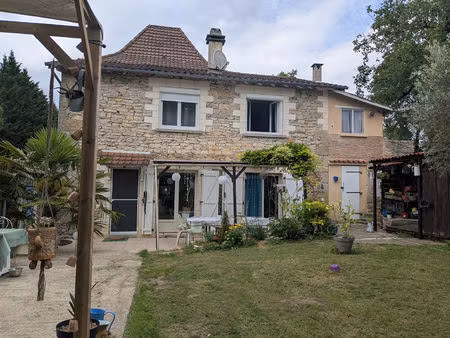 maison proche de figeac avec dépendances sur grand terrain