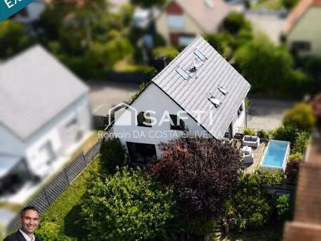 superbe maison moderne disposant d'un jardin avec piscine hors-sol  d'un double garage et 