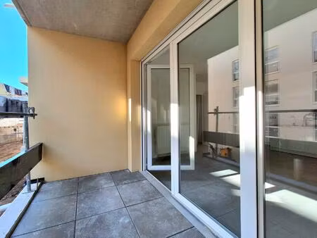 appartement neuf avec terrasse et parking à proximité du centr