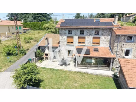 en vente: ancienne ferme rénovée avec goût au coeur du pilat