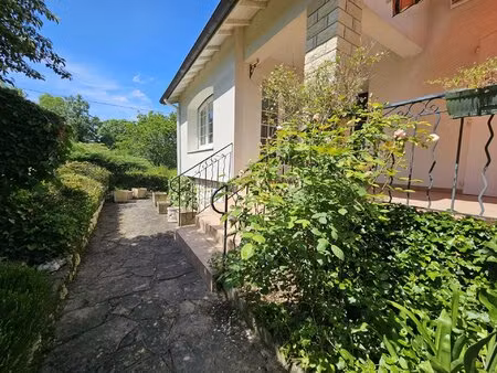 maison d’architecte des années 70 avec piscine et grand jardin arboré – à proximité immédi