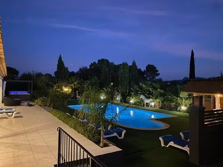 villa 7 pièces de 205 m² sur un terrain plat de 3000 m²