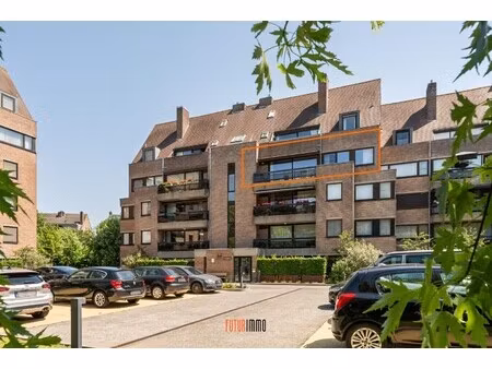 lichtrijk en instapklaar appartement met garage te kristus-koning
