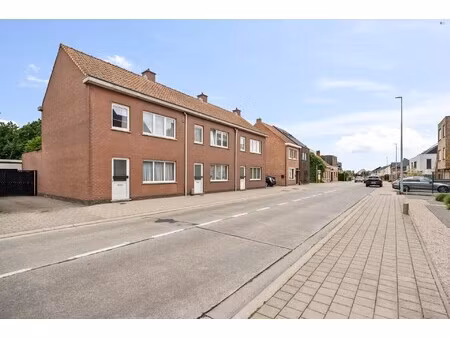 opbrengsteigendom bestaande uit 3 kwalitatieve woningen met 3 garageboxen