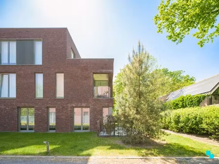 gelijkvloers appartement omgeven door groen aan de sint-denijskerk