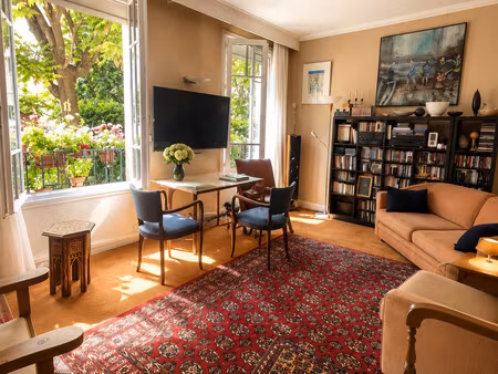 paris xviiie -- appartement familial de charme dans une cour