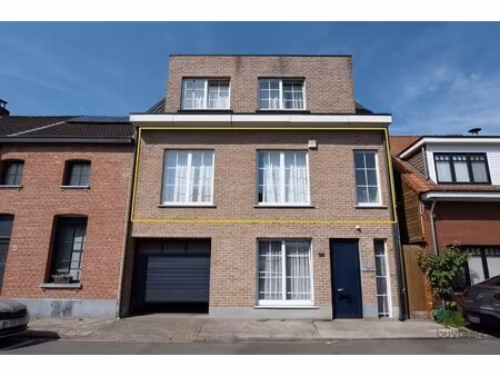 lichtrijk 2-slaapkamerappartement met ruim zonneterras en garagebox nabij het centrum van 
