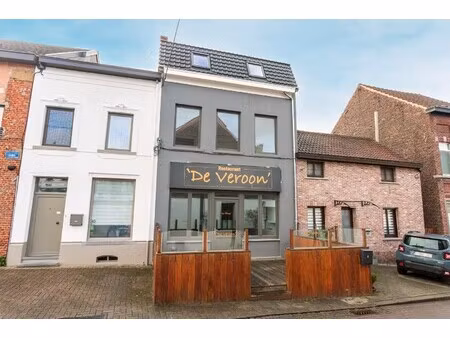 handelsruimte met woonst op een gunstige ligging