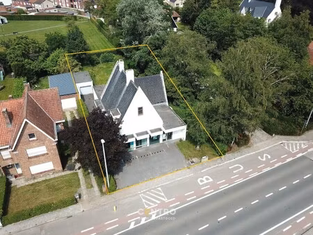 commercieel gelegen kantoorgebouw met veel visibiliteit en parkeergelegenheid voor de deur
