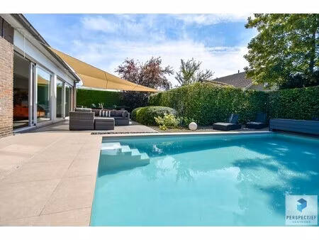 ruime (254m²) instapklare gezinswoning met 4 slaapkamers  zwembad en poolhouse
