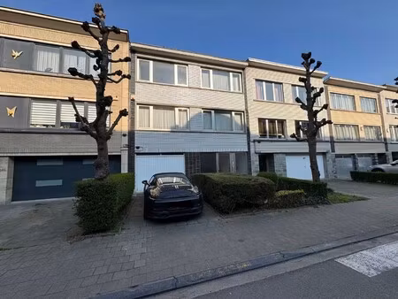 zeer ruime woning met 5 slaapkamers  garage en tuin