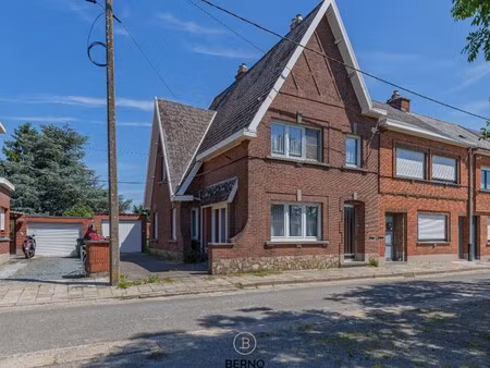 solide halfopen bebouwing met garage op wandelafstand van het station
