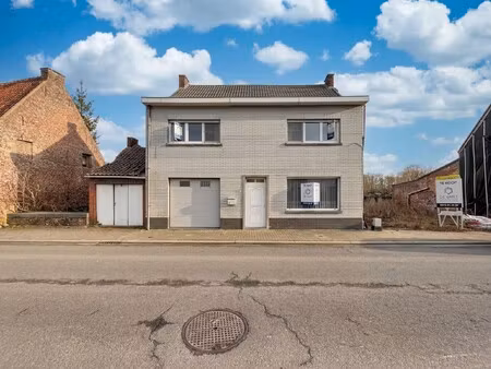 te renoveren woning met 3 slaapkamers  garage en terras in viane