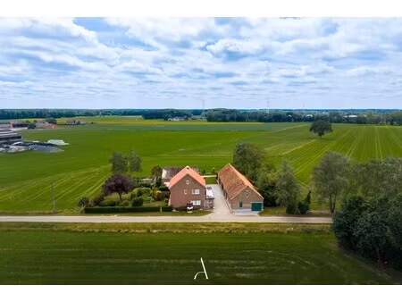 karaktervolle hoeve-eigendom met drie afzonderlijke gebouwen op ca. 2.323 m² in landelijke