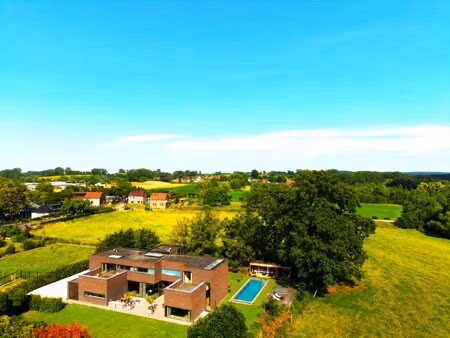 riante villa met 5 slaapkamers  zwembad en weide