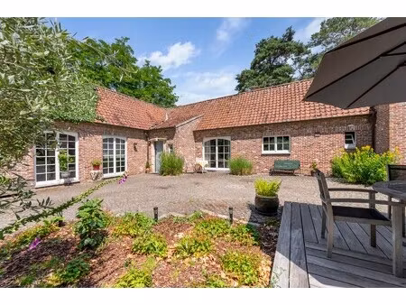 villa op bos- en natuurdomein van 5056 m² in villawijk